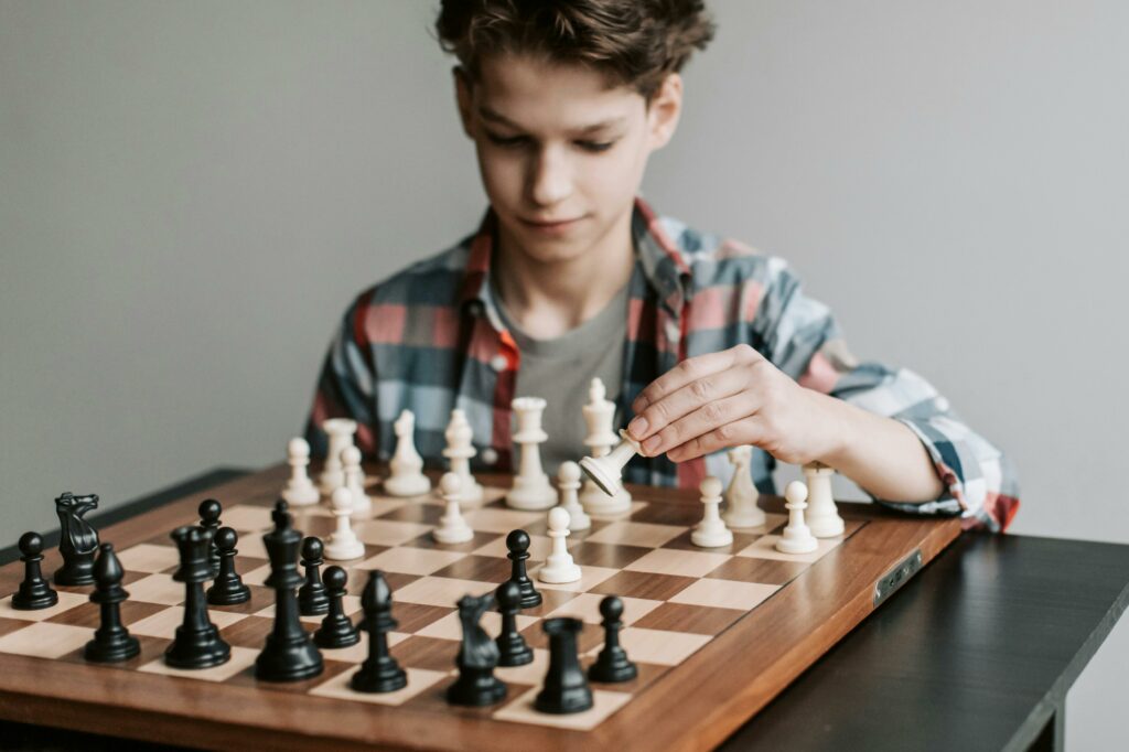 Child analyzes chessboard